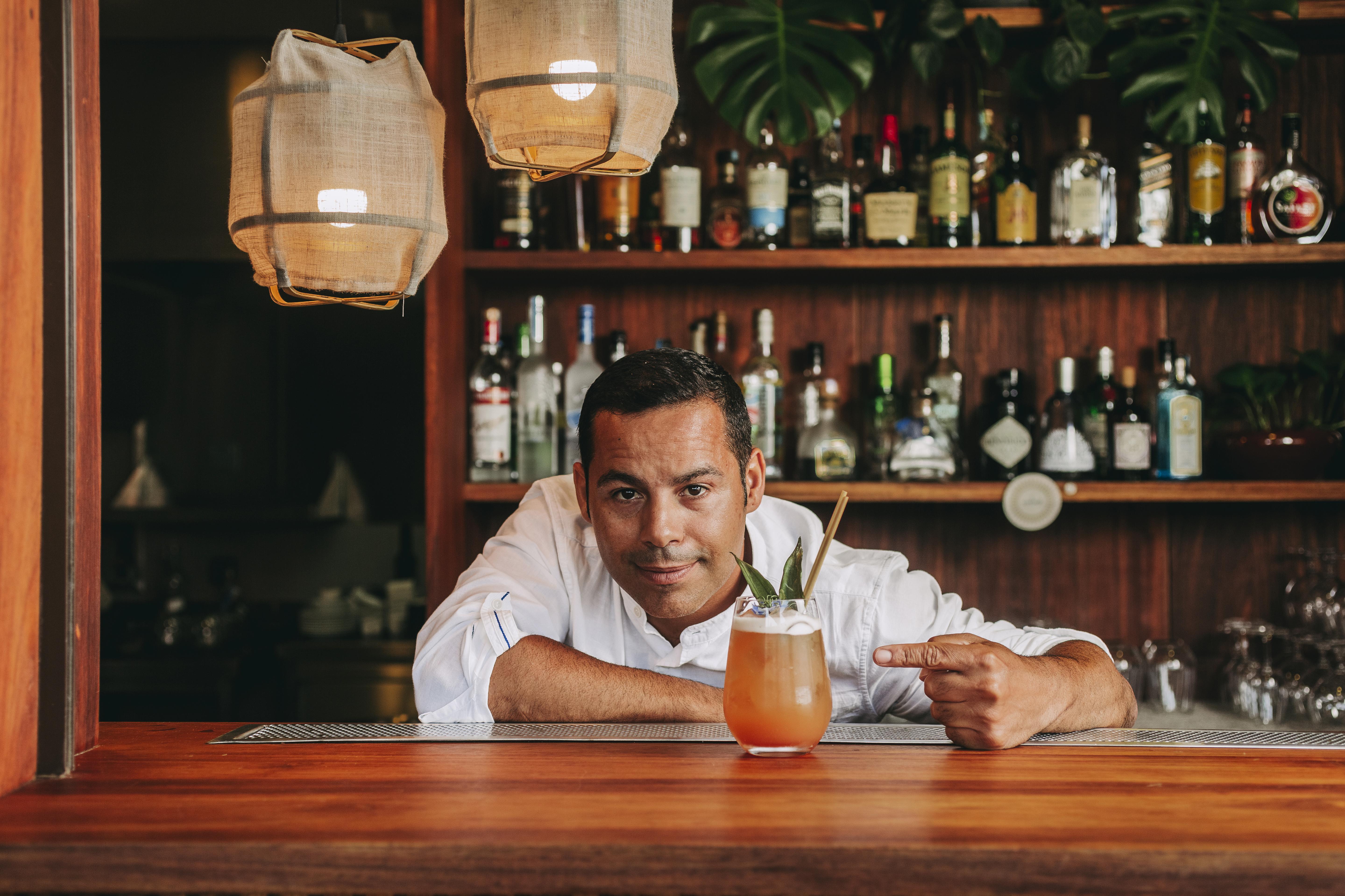 더 빈티지 호텔 앤 스파 리스본 외부 사진 A bartender at work