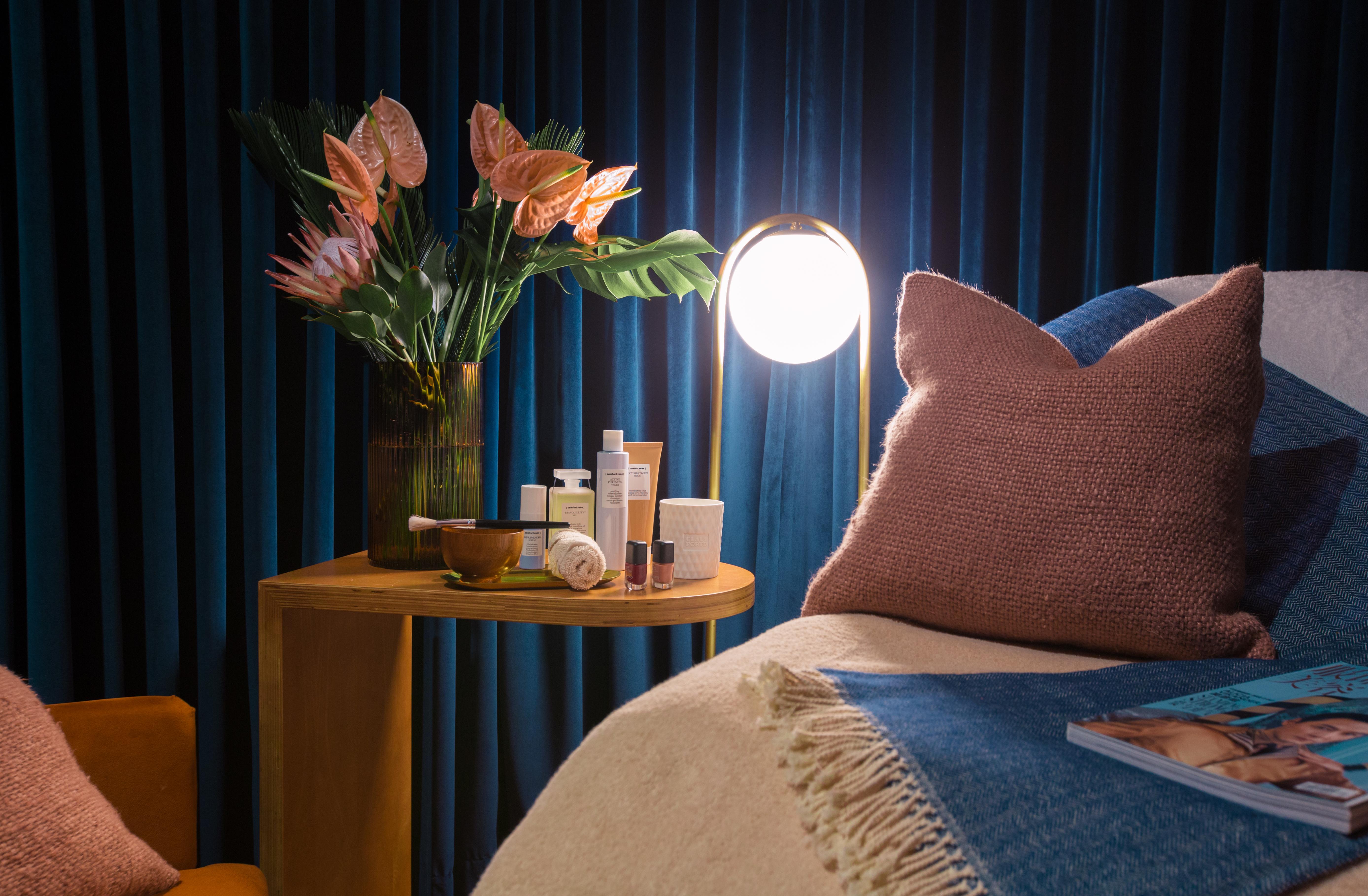 더 빈티지 호텔 앤 스파 리스본 외부 사진 A bedroom with a blue curtain