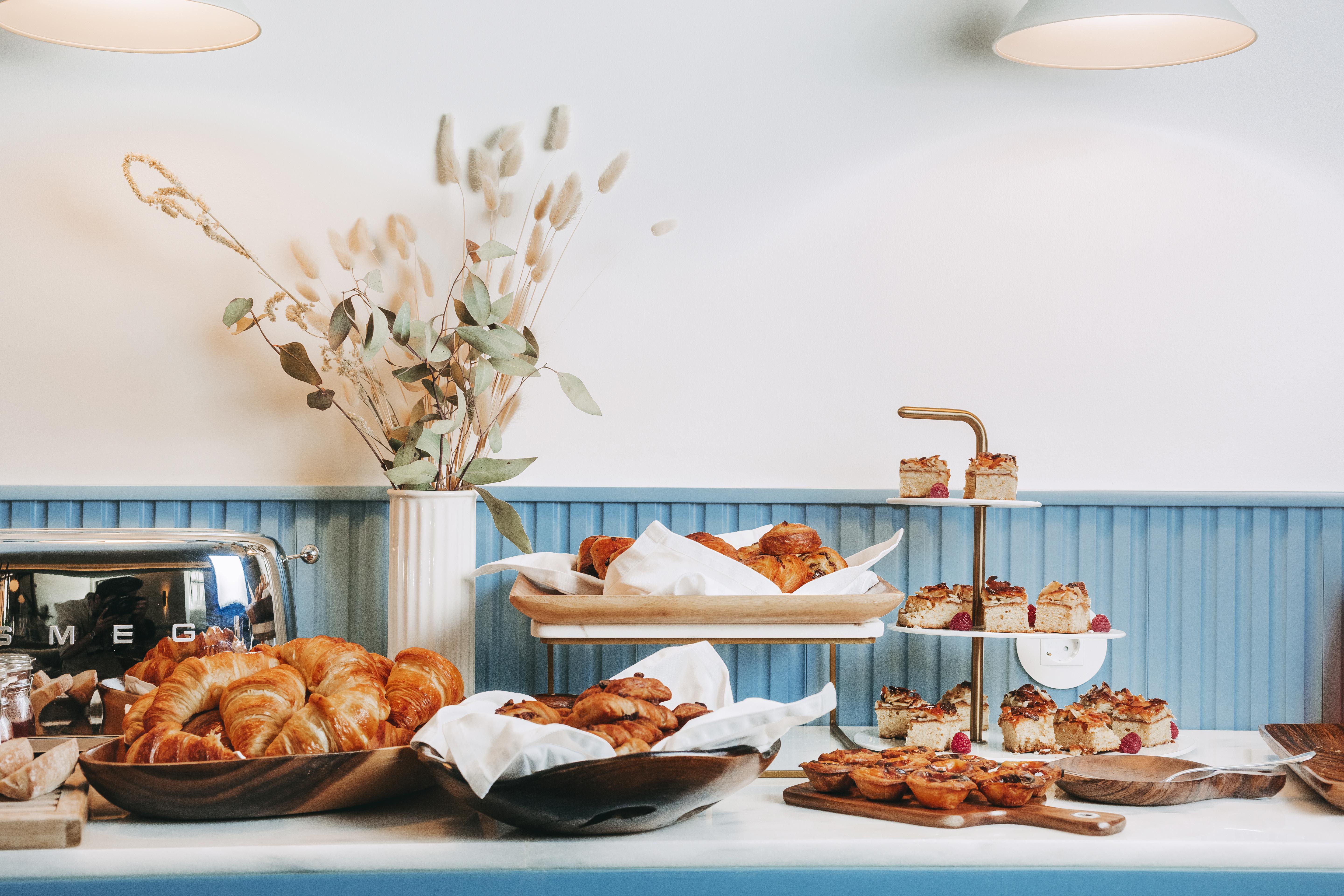 더 빈티지 호텔 앤 스파 리스본 외부 사진 A selection of pastries at a bakery