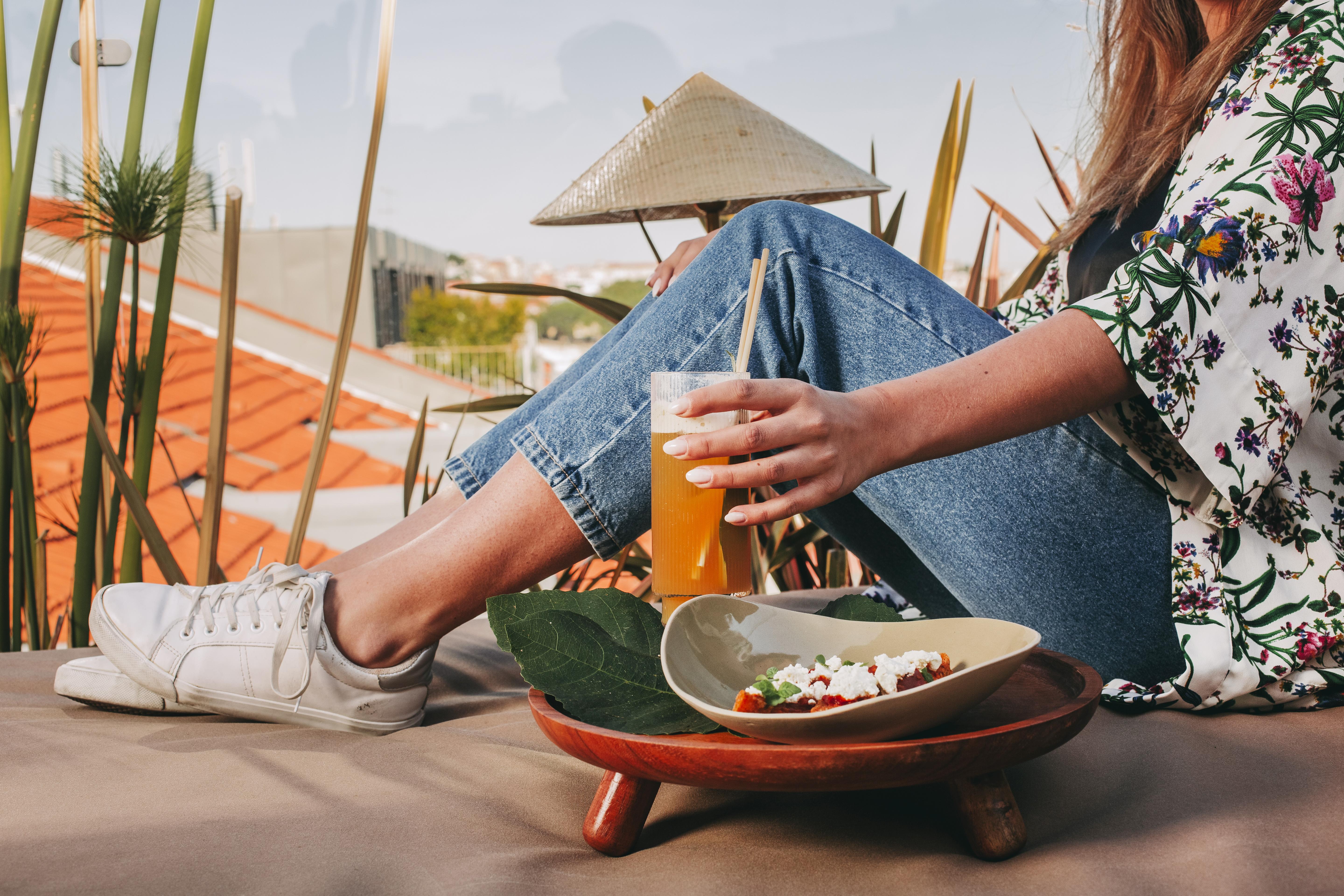 더 빈티지 호텔 앤 스파 리스본 외부 사진 A woman drinking a glass of beer