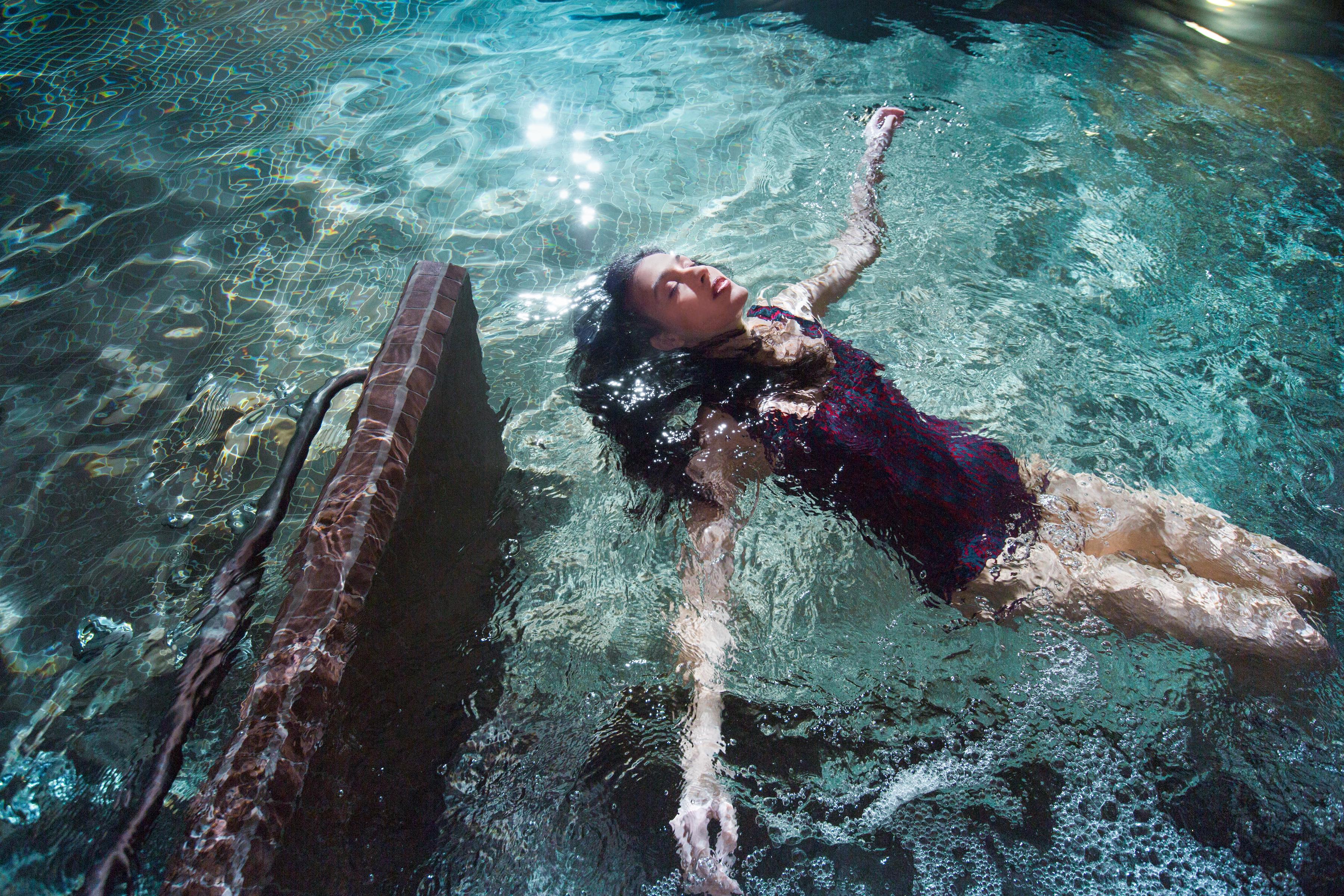 더 빈티지 호텔 앤 스파 리스본 외부 사진 A woman floating in the water at the Blue Lagoon