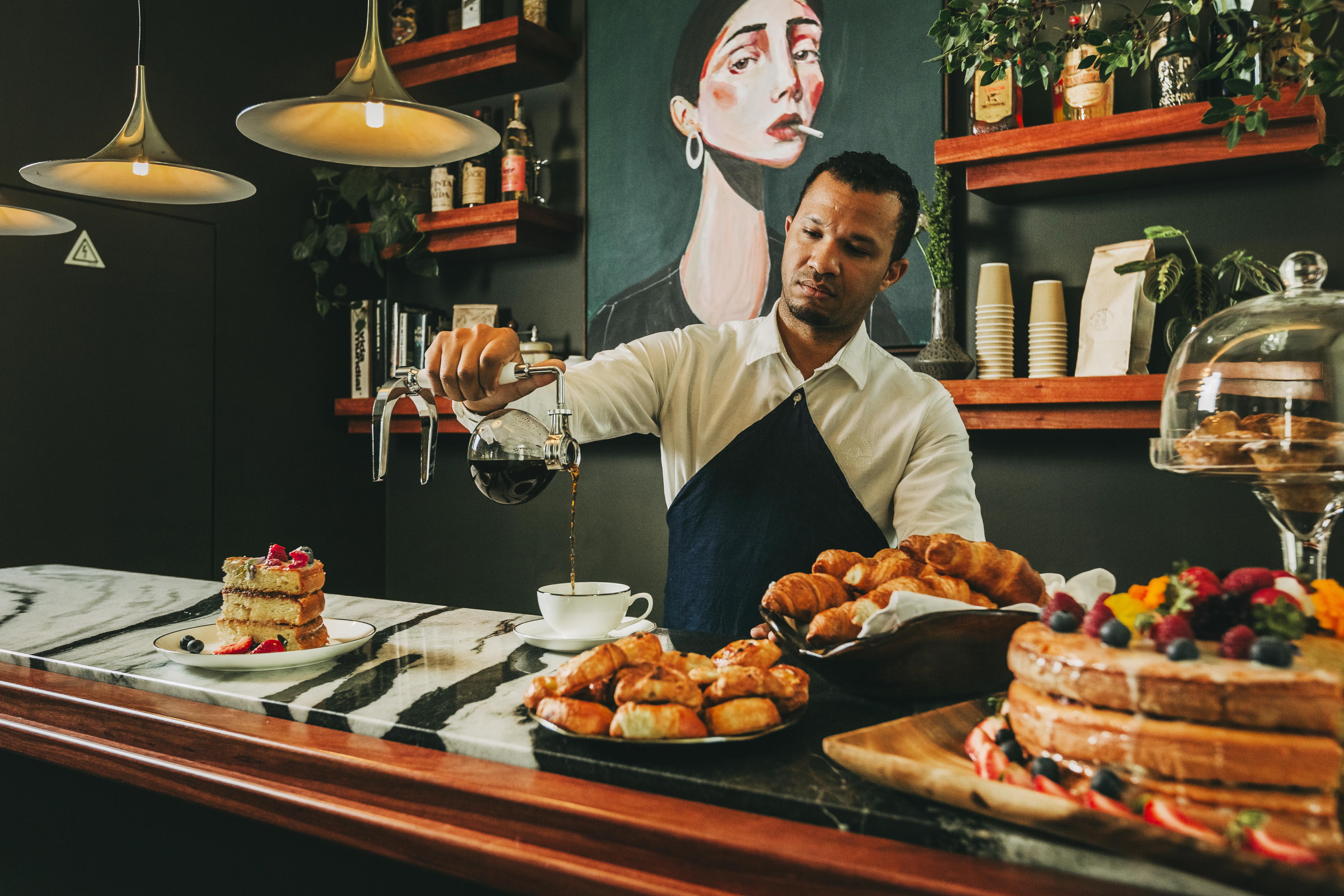 더 빈티지 호텔 앤 스파 리스본 외부 사진 A barista at work