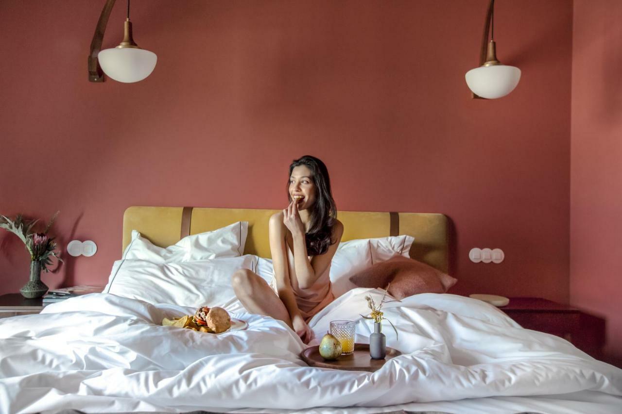 더 빈티지 호텔 앤 스파 리스본 외부 사진 A woman in bed